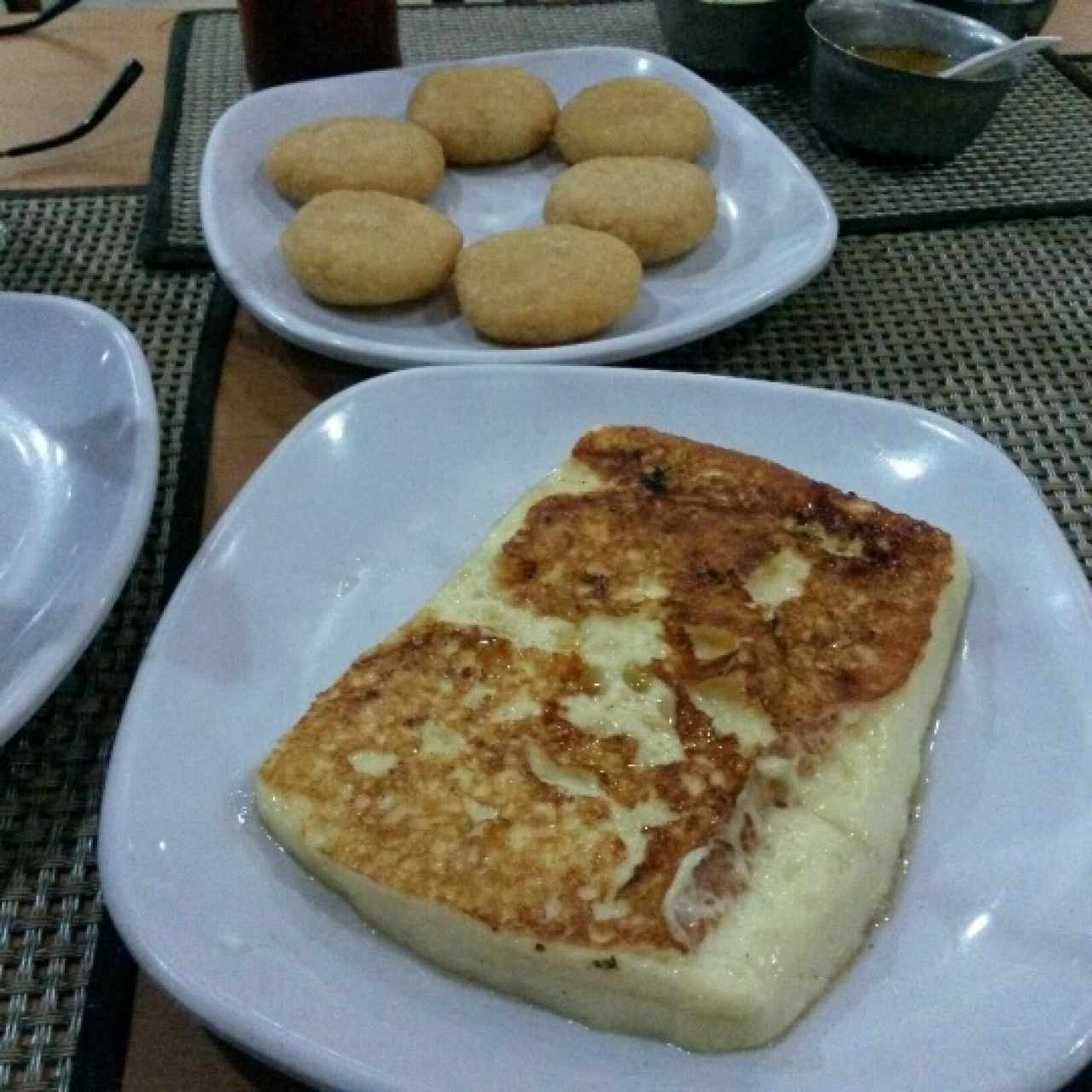 Ración de arepitas y queso a la plancha