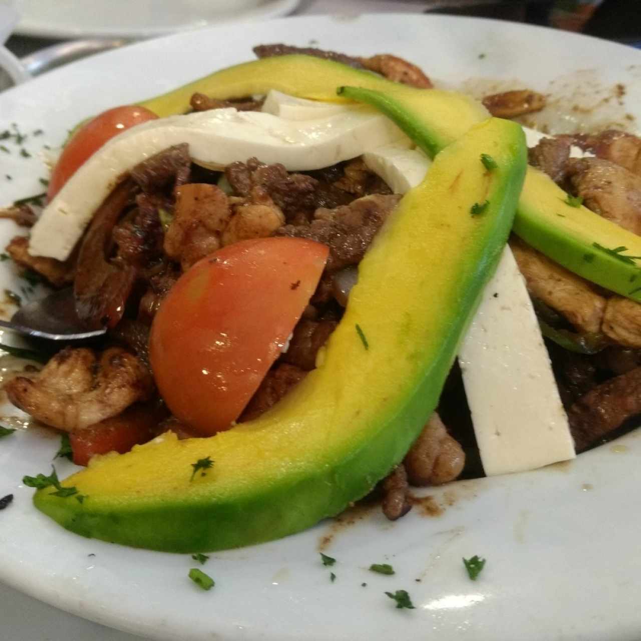 Carne y pollo salteados con papas fritas de base