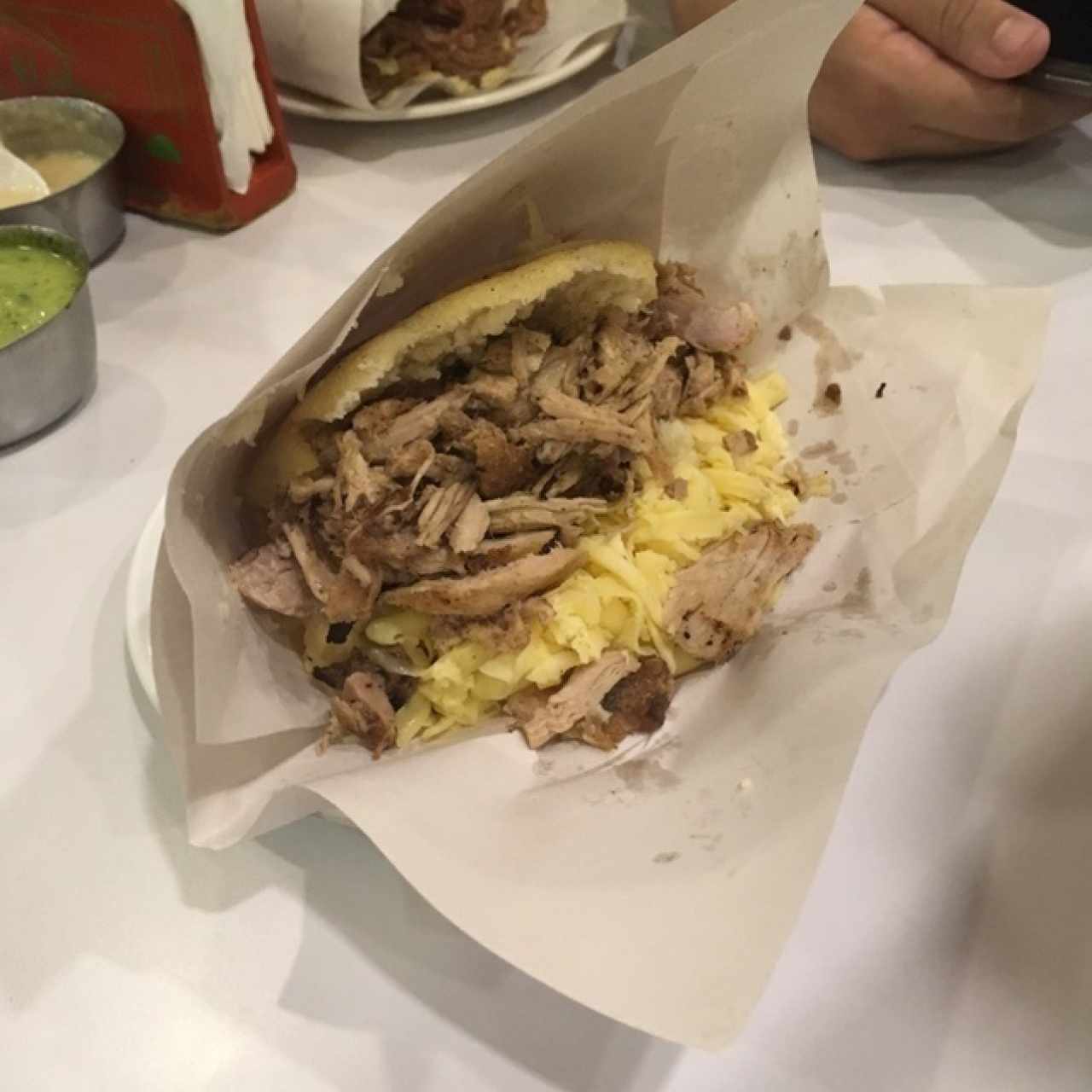 amarillo con pernil