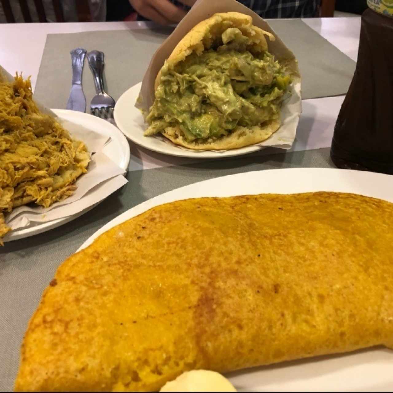 reina pepiada, arepa de pollo y cachapa con queso de mano 