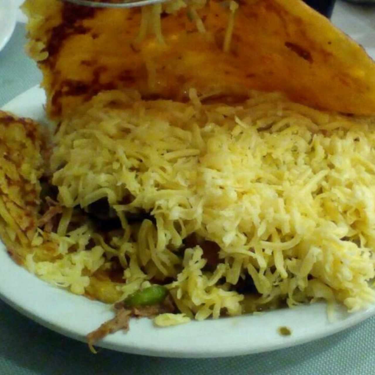 Cachapa con asado y queso amarillo