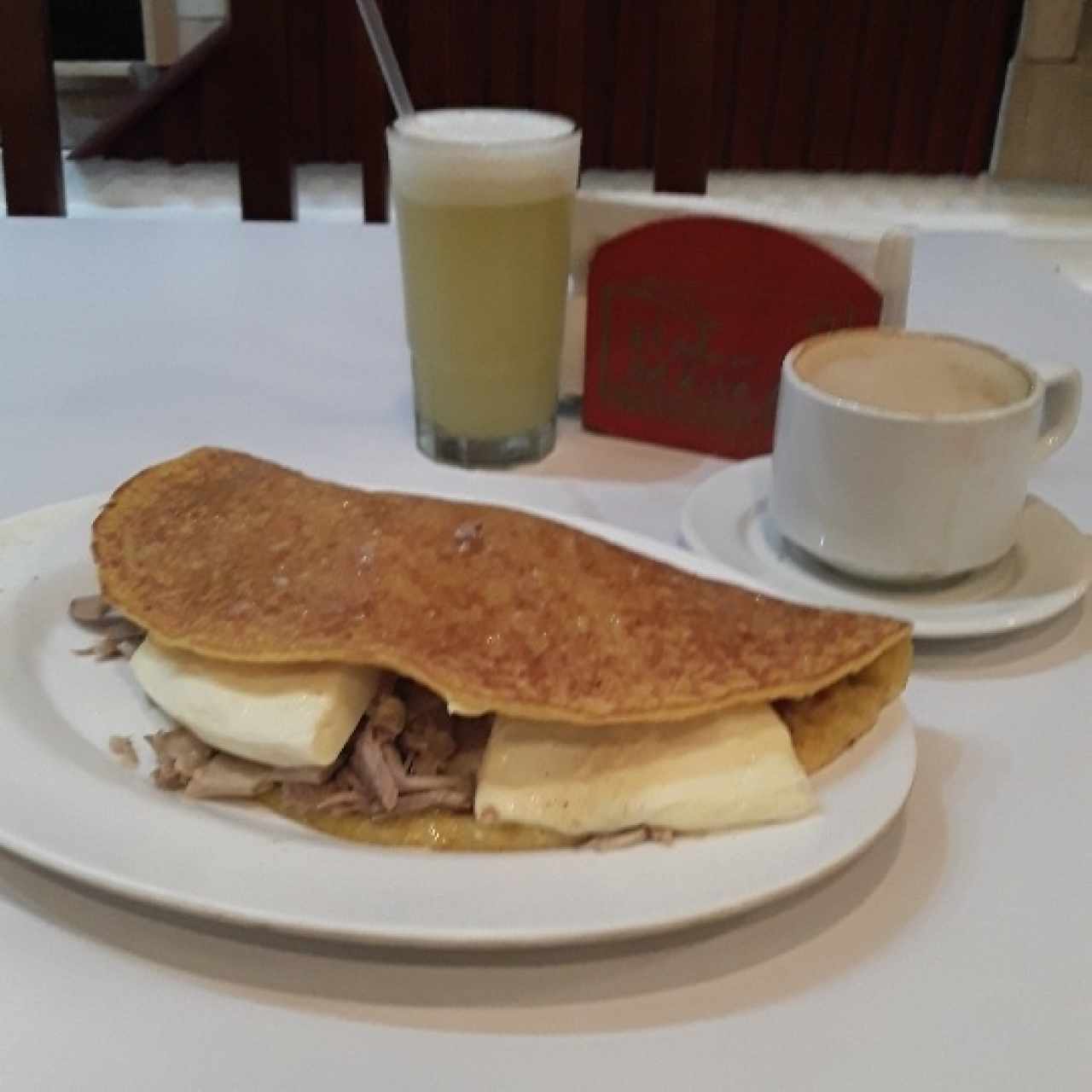 cachapas con queso de mano y pernil 