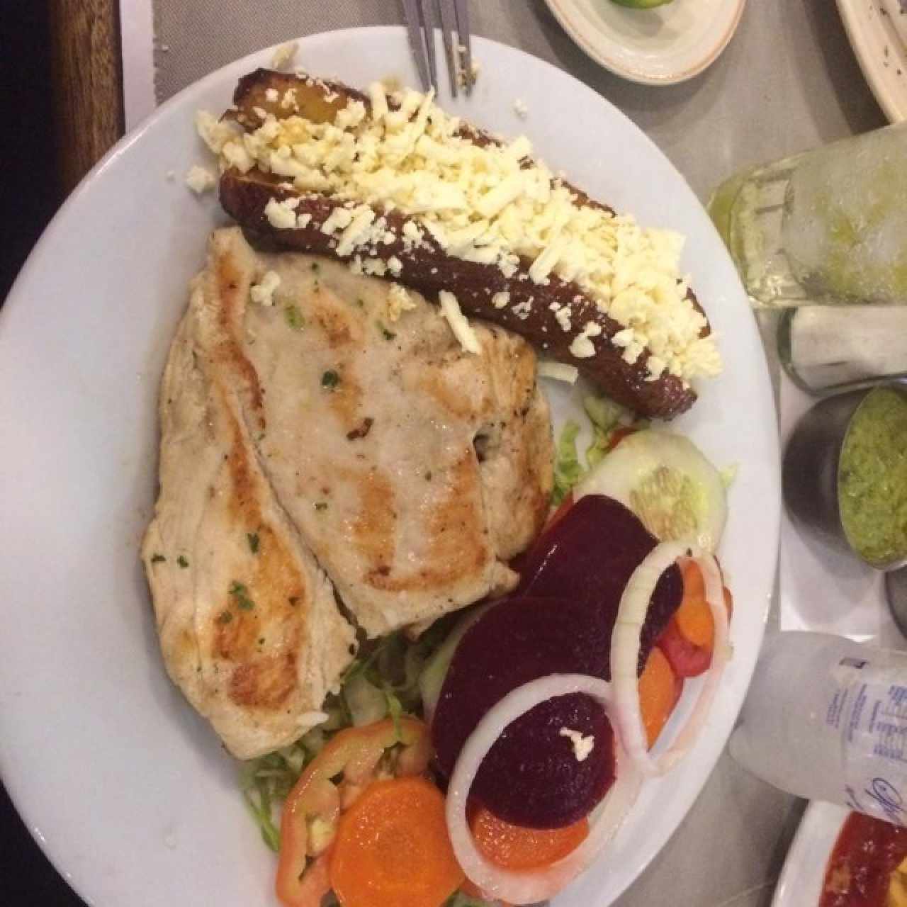 pollo a la parrilla, ensalada fresca y platano com queso 