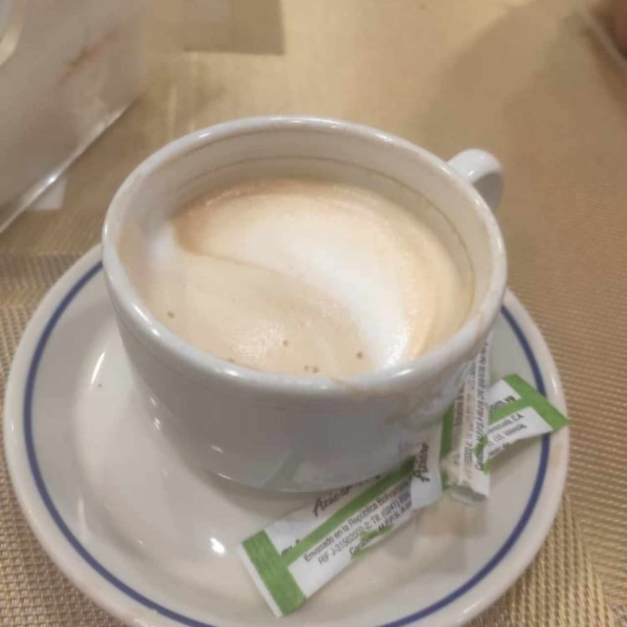 Café marrón claro pésimo no lo recomiendo