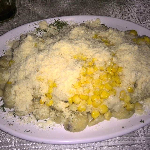 Ñoquis con salsa carbonara y maíz
