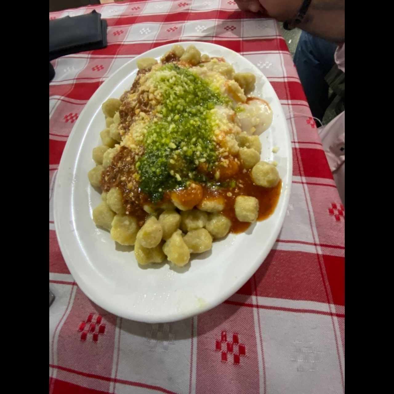 gnocchi individual con salsa de la casa (bechamel, Pesto y napolitana)
