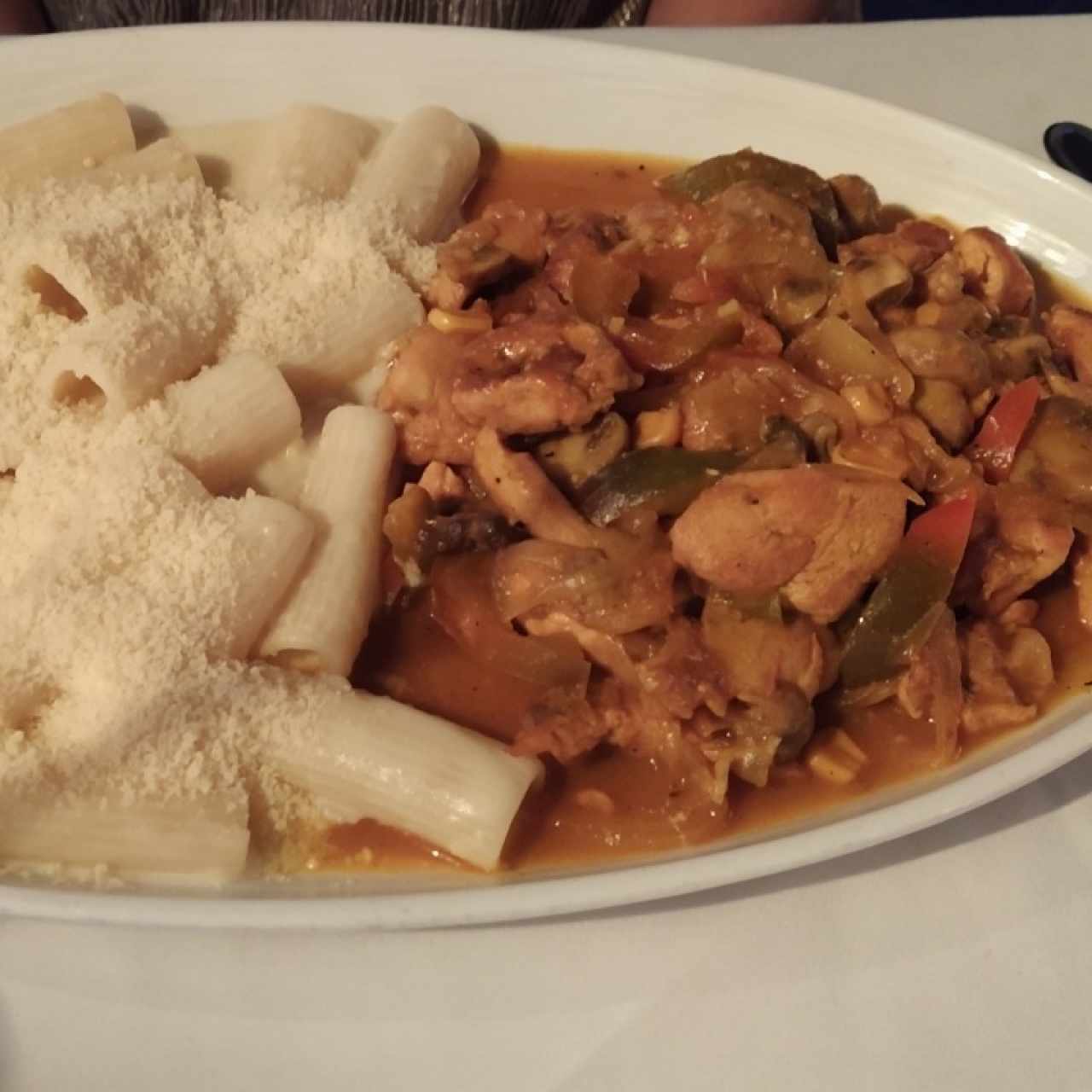 Pollo salteado con pasta cuatro quesos