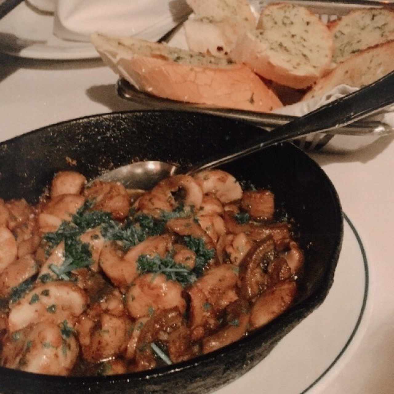 champiñones al ajillo y pan con ajo
