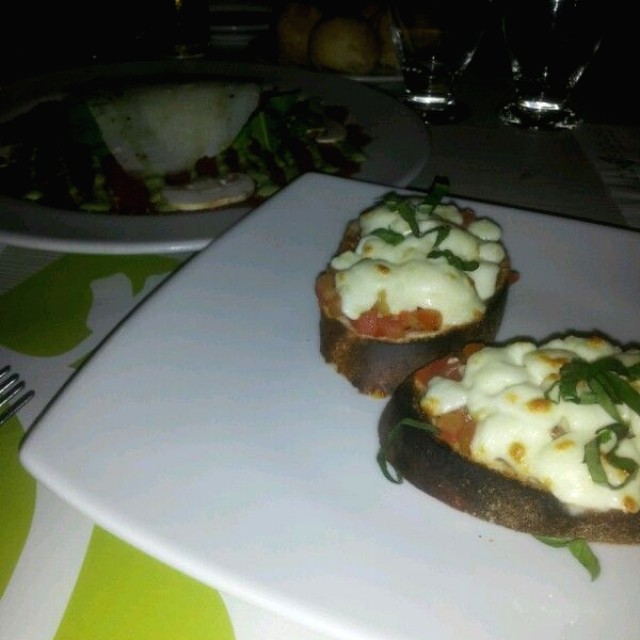 Brusquetas de Mozarella.. quemadas y carisimasss