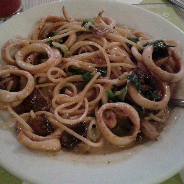 Vermicelli con calamares y setas