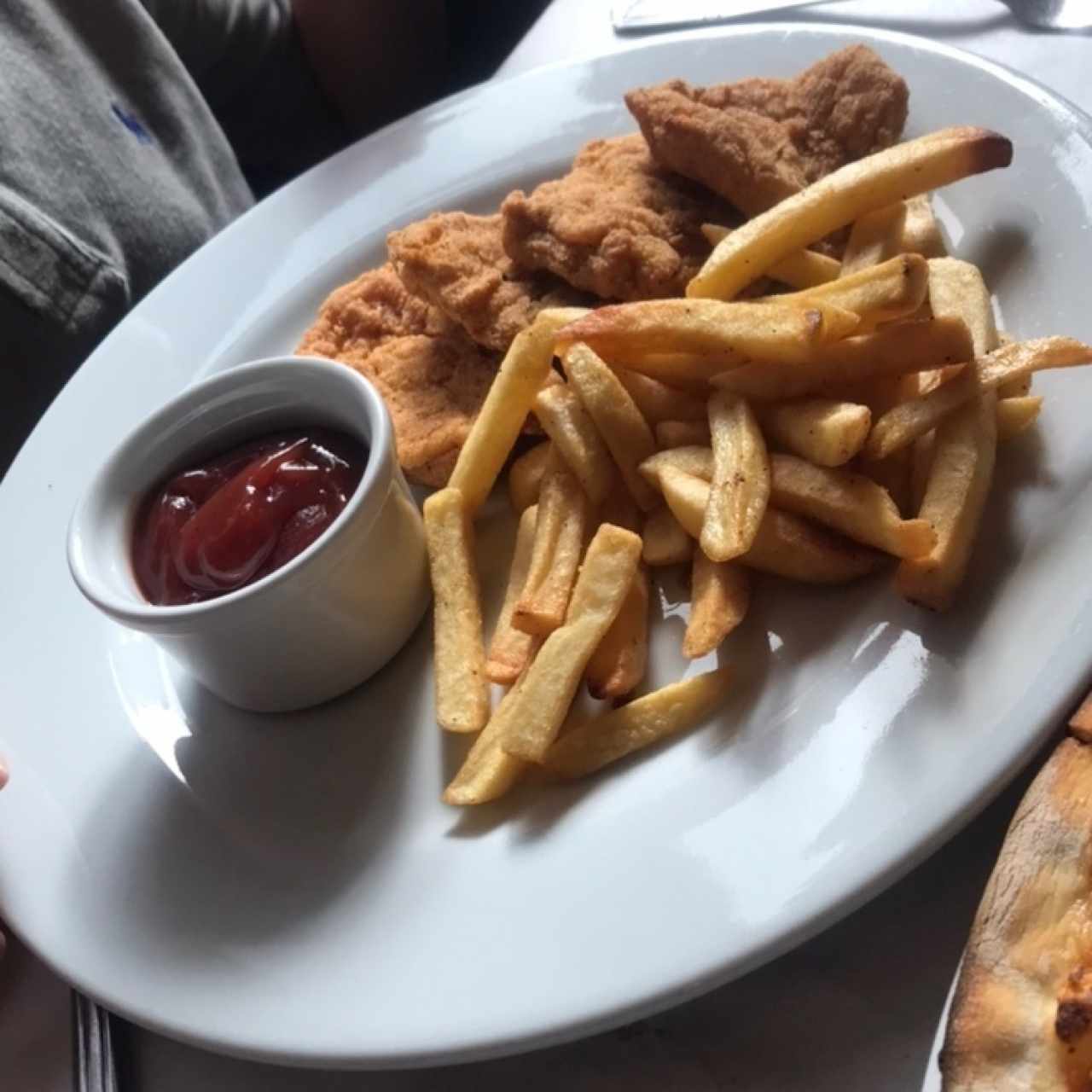 Nuggets de pollo con papas fritas 