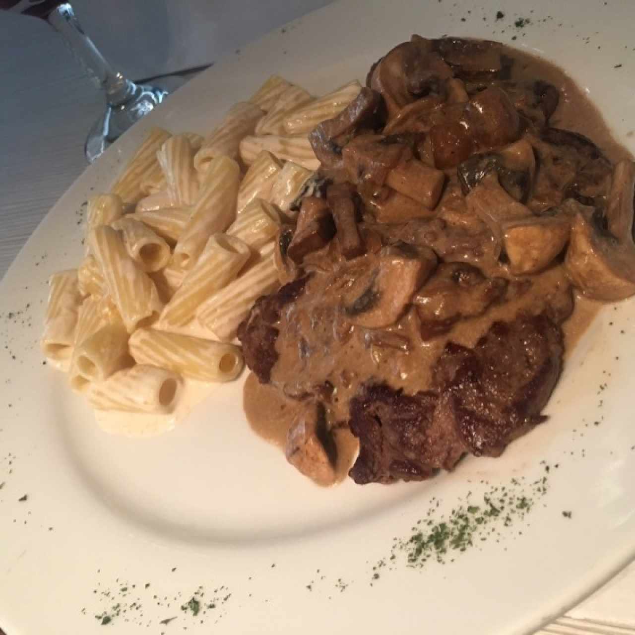 Lomito con salsa de de champiñones y pasta 4 quesos