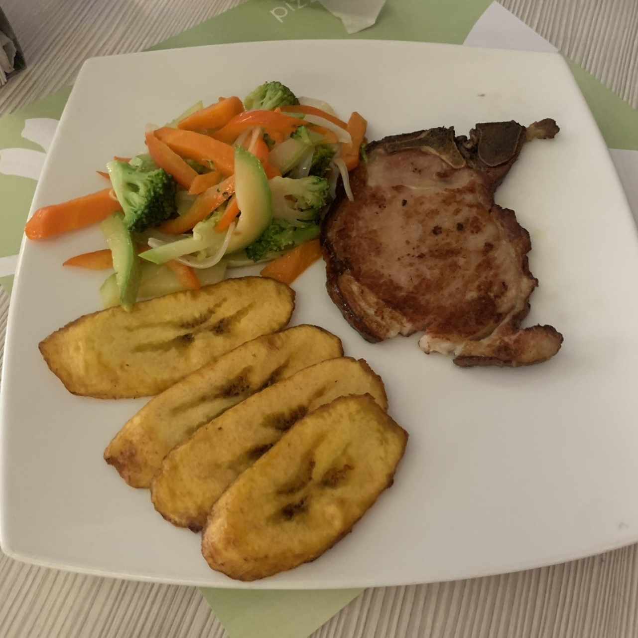 Chuleta con Vegetales salteados 