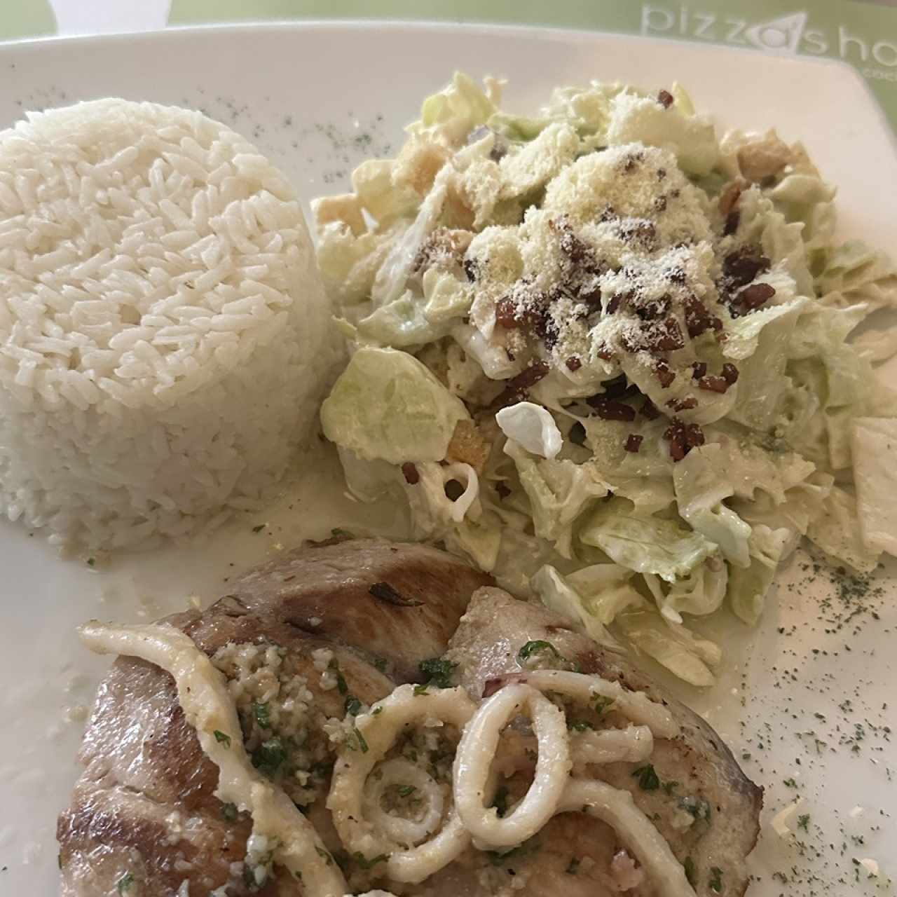 Filet de dorado al ajillo con calamares y 2 contornos
