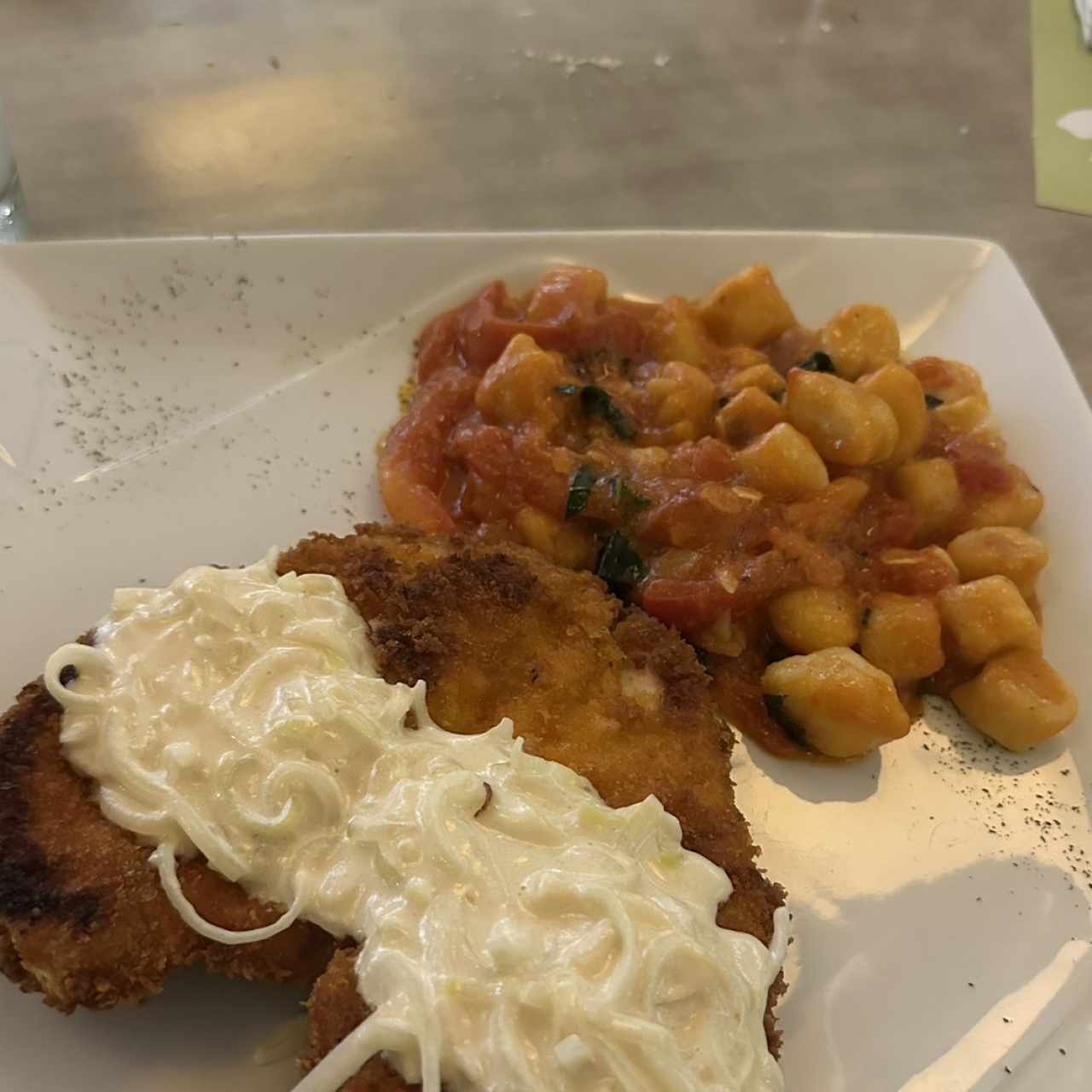 Milanesa crispy con salsa de ajoporro y ñoquis