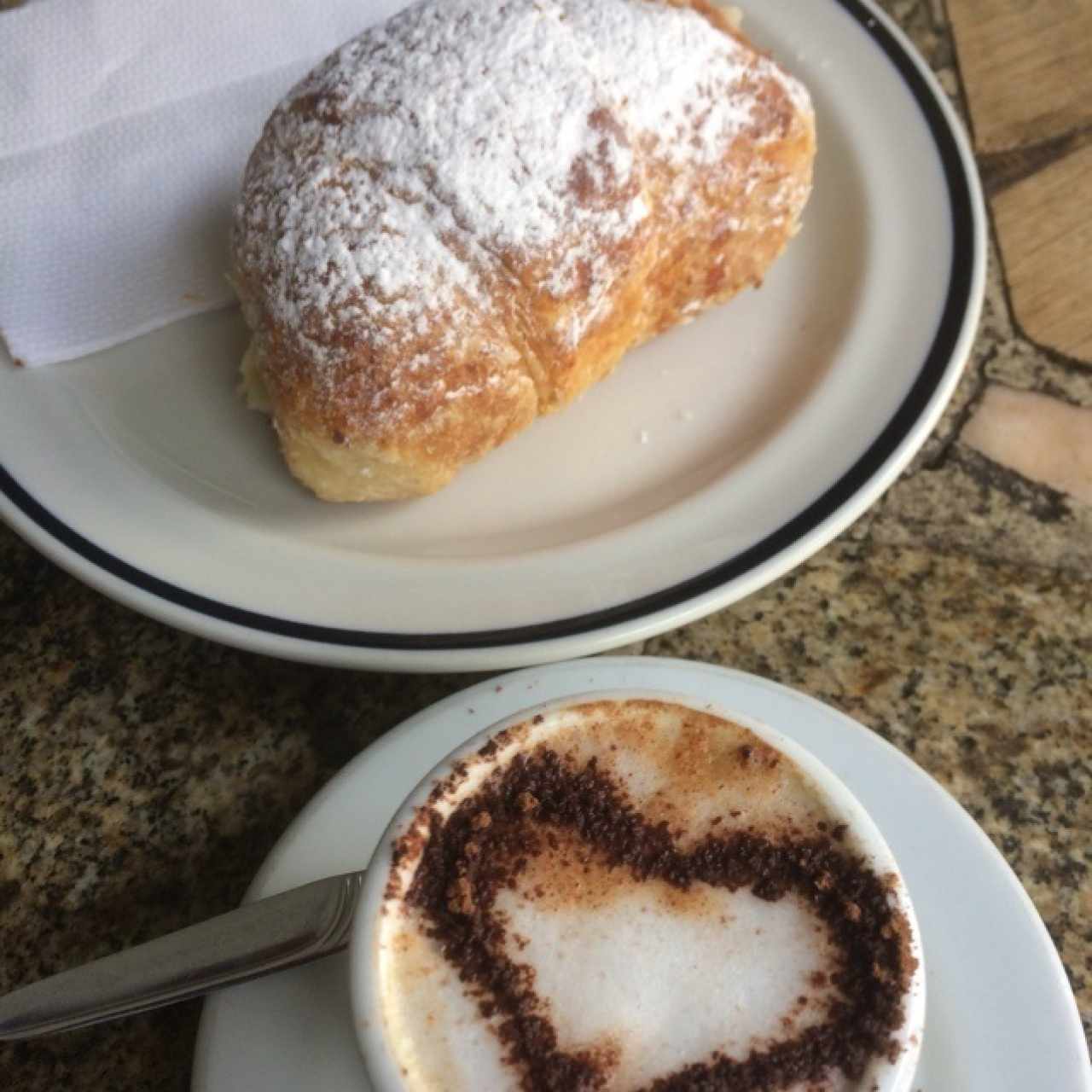 cappuchino y dulce de crema pastelera