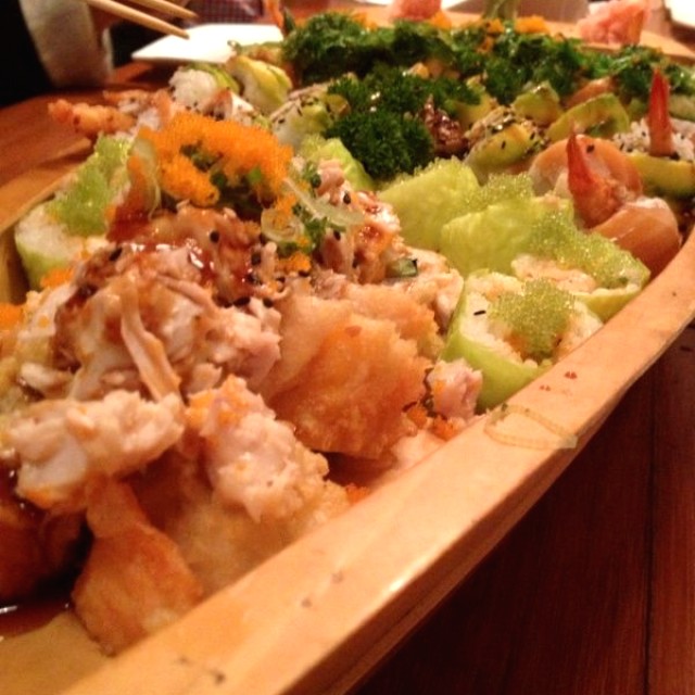 Barquito con selección variada de sushi