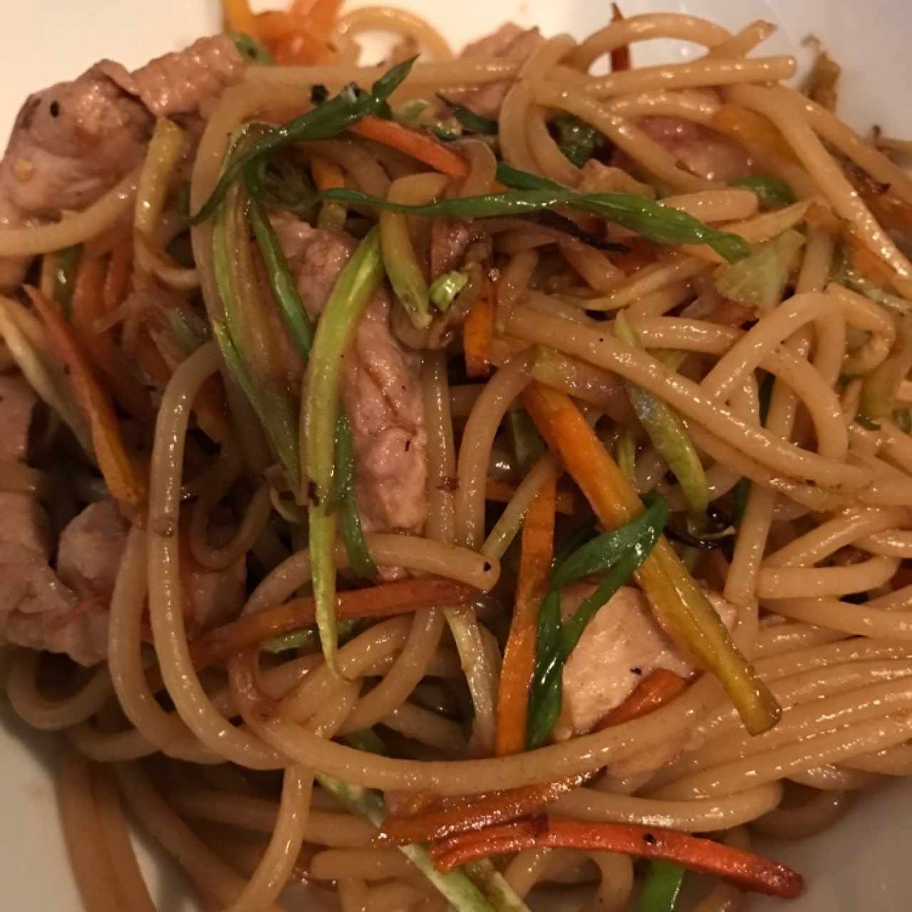 espaguetis con juliana de vegetales, pollo y camarones