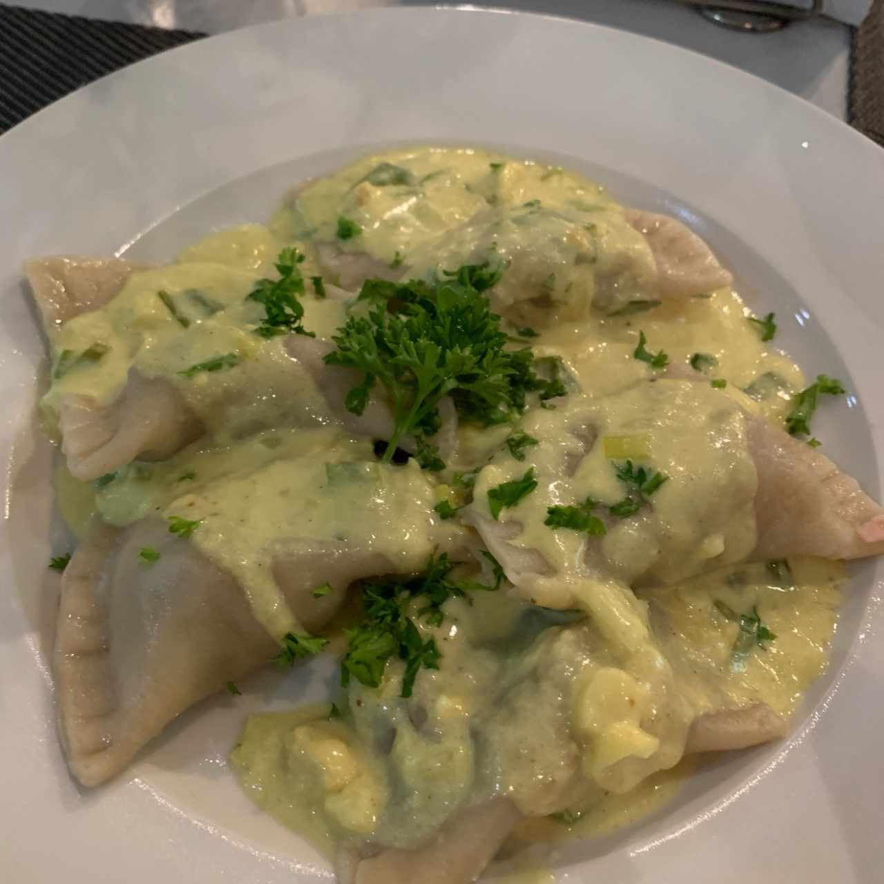 Raviolis rellenos de camarones en salsa curry