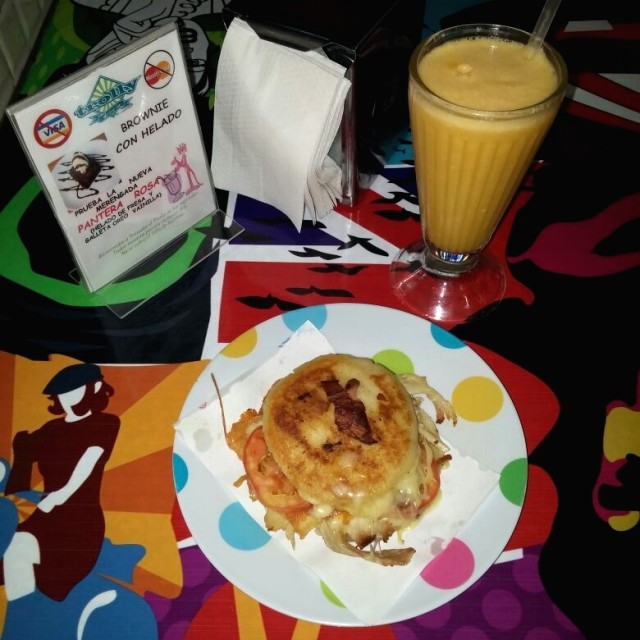 Queso Con Pernil y Jugo de Mandarina