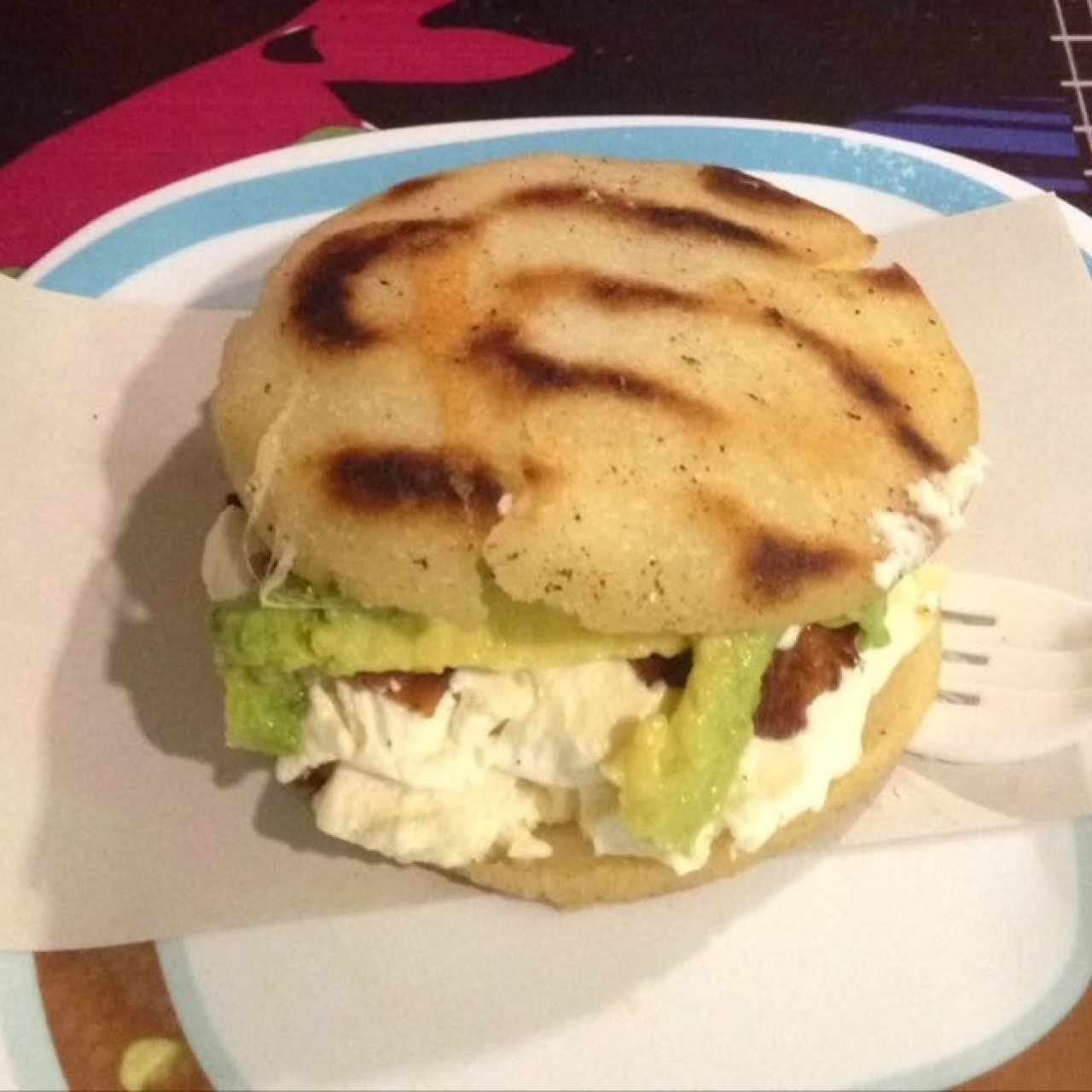 Arepa de Queso Crema con Tocineta y Aguacate 