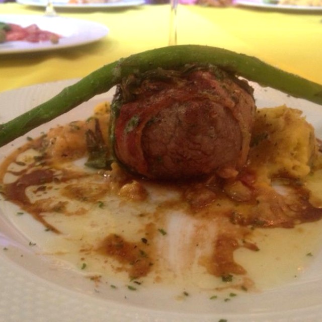 Lomito envuelto en prosciutto crudo y puré de papa