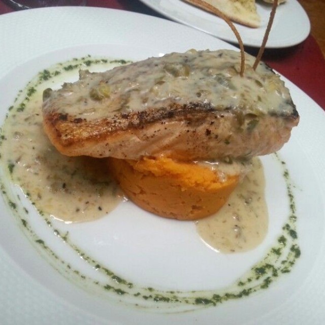 Salmón en salsa de alcaparras y pure de batata 