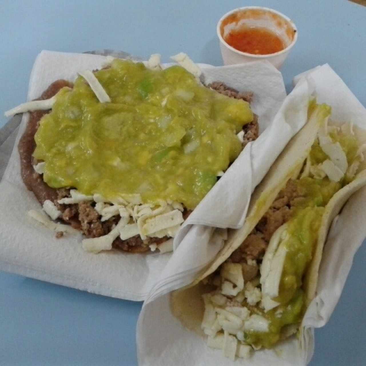 Tostada Especial de carne y Taco de cerdo con queso y guacamole, no se pierdan el picante