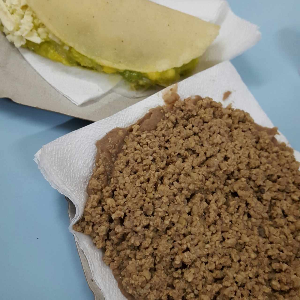 Tostada de carne, taco de pollo