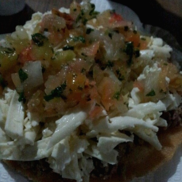 Tostada de carne con queso y ensalada
