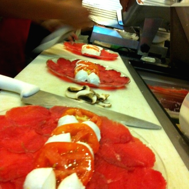 Así preparan el carpaccio capresa en Soho, Súper rico