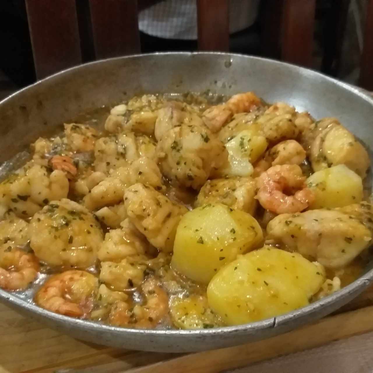 Cazuela de róbalo con gambas