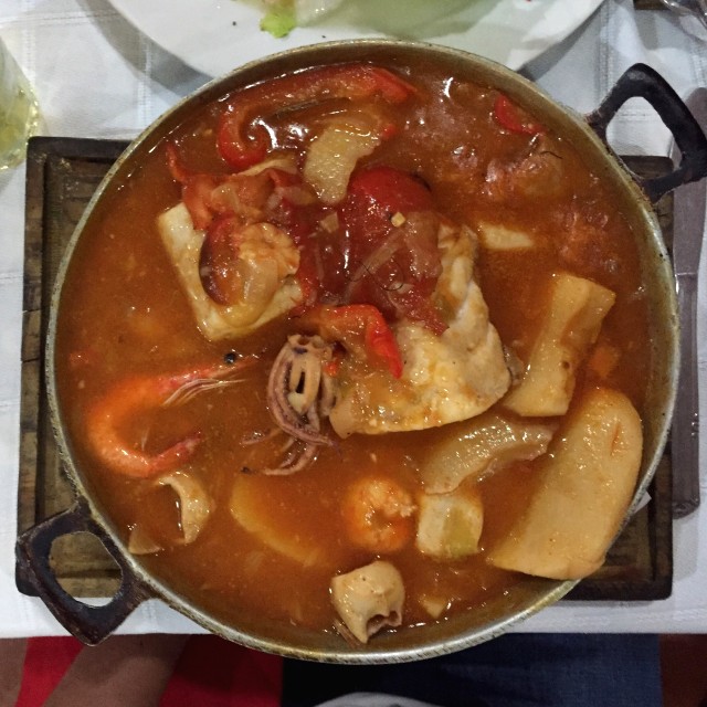 Caldeirada de Mero con mariscos. Buen sabor y buena porción. 