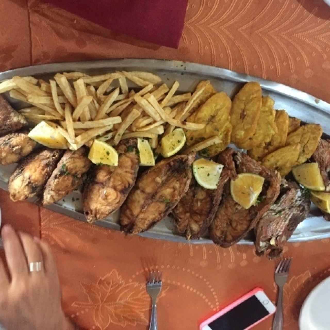 Pargo frito con todtones y papas