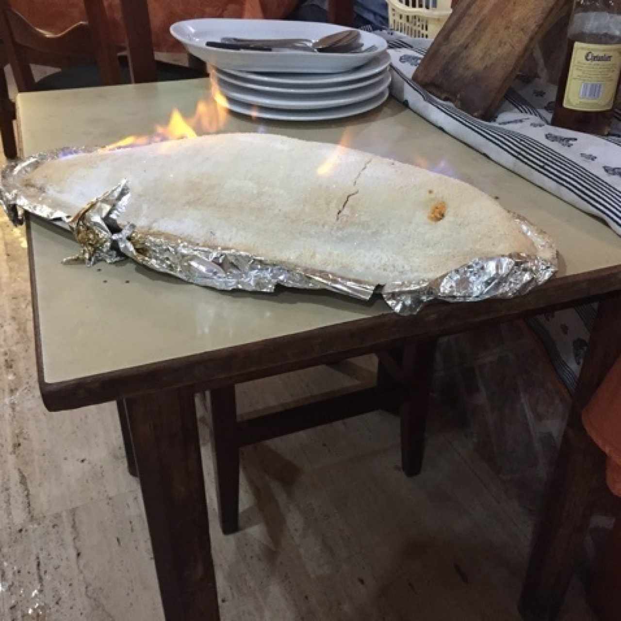 Robalo a la sal acompañado de pure con espinacas gratinado y salsa al champan. 