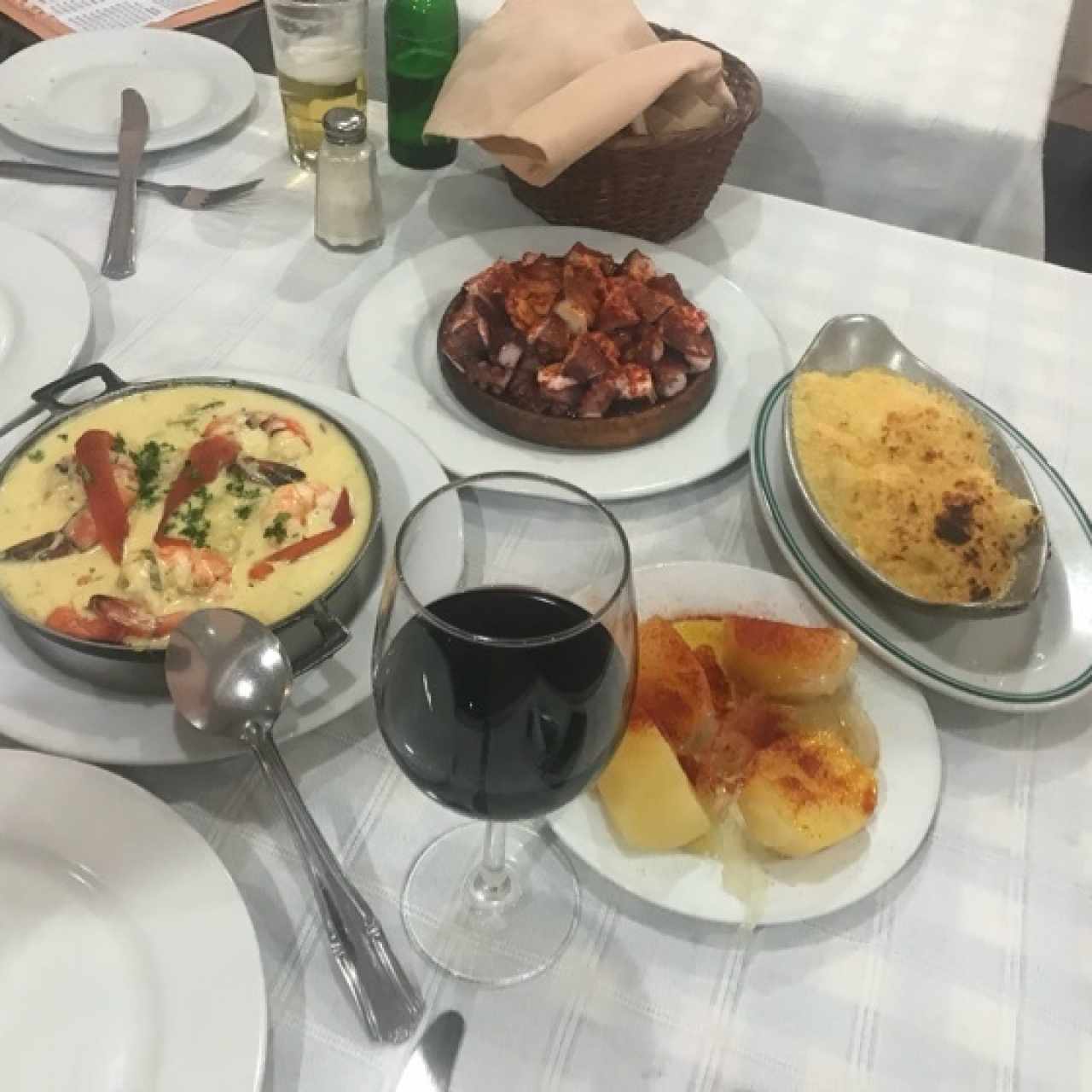 gambas al whisky, pulpo a la gallega, papas, puré gratinado, y vino, todo espectacular!