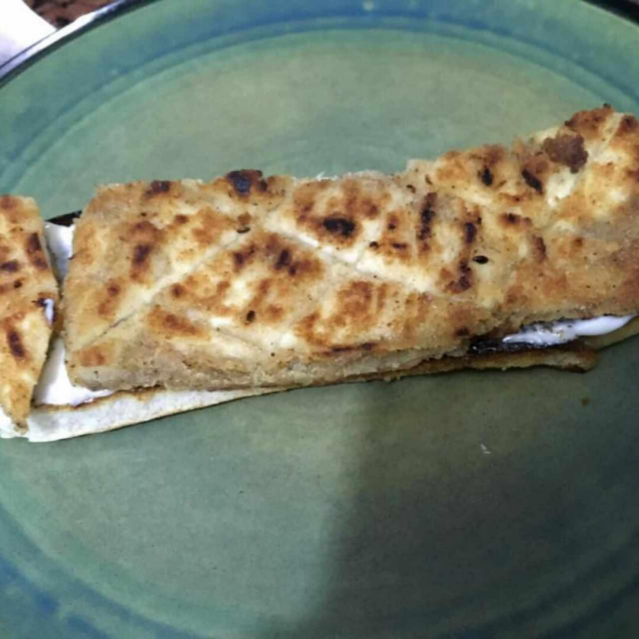 Milanesa de Pollo, no está mordida, solo porciónada, para Granjero, excelente
