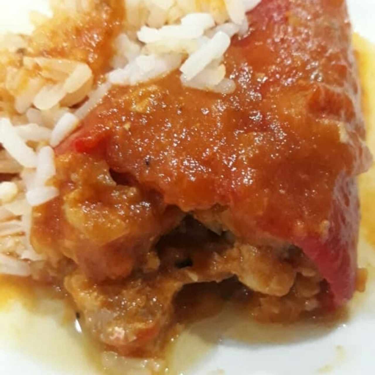 Pimientos rellenos de camarones acompañados con arroz 