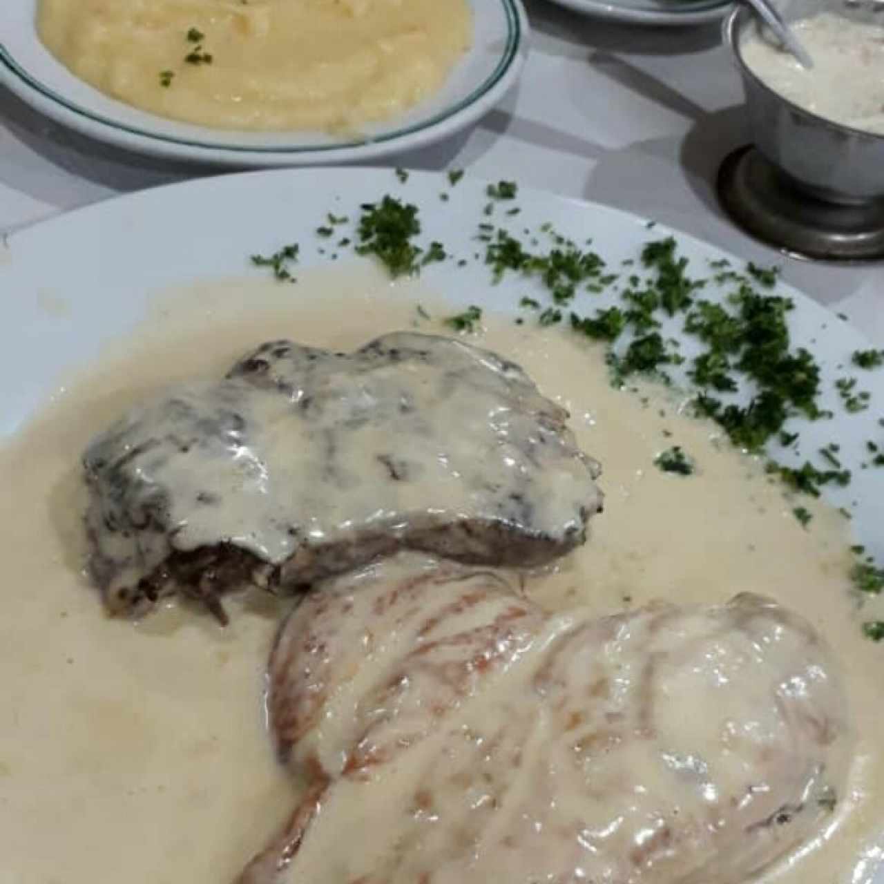 Mixto de lomito y pollo a la roquefot 