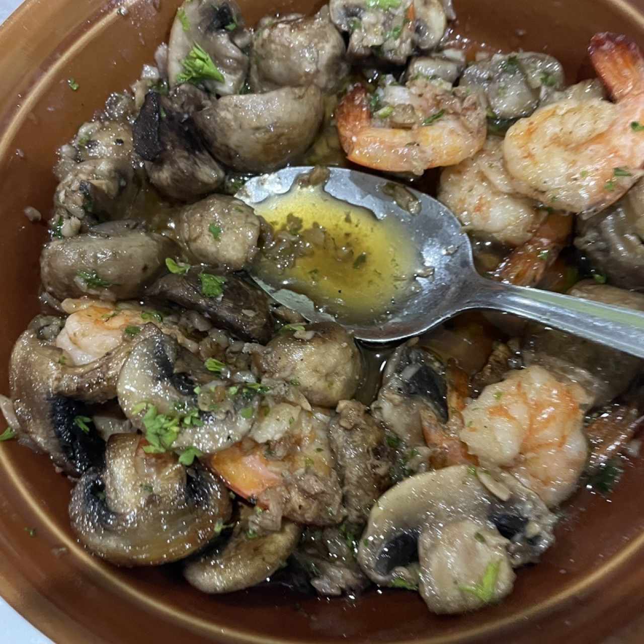 Camarones y hongos al ajillo