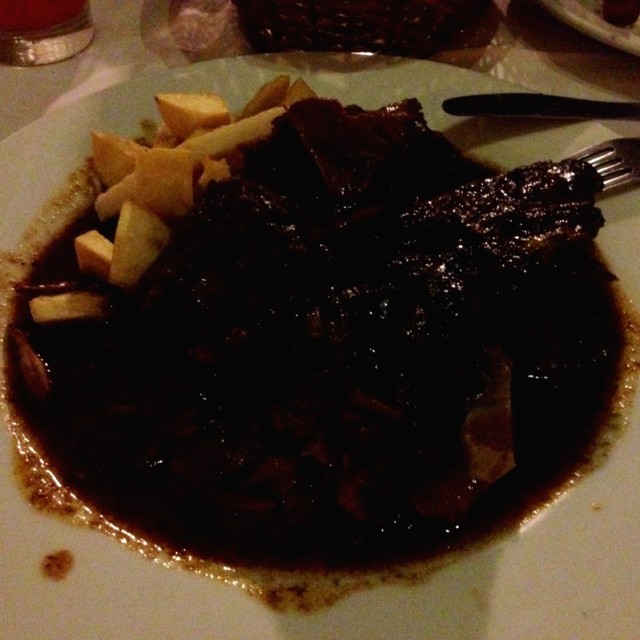 Cordero encendido con papas 