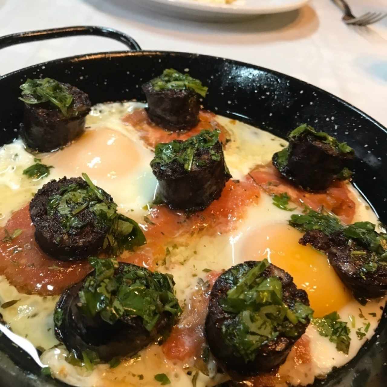 Huevos a la Burgalesa con Morcilla y tomate