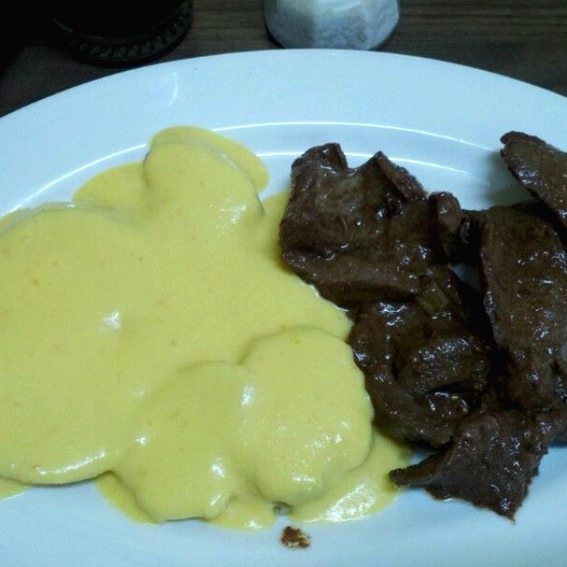 Anticucho con papa a la Huancaína