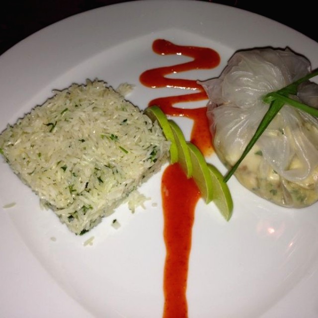 Robalo con camarones envuelta en una bolsa de arroz