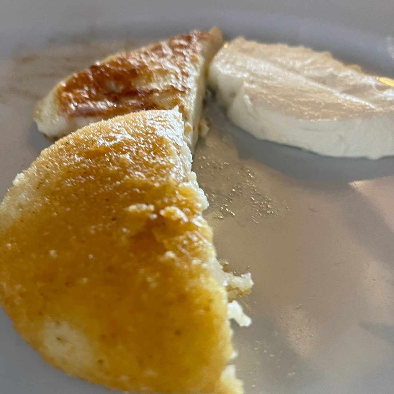 Entrada de arepas, queso y nata