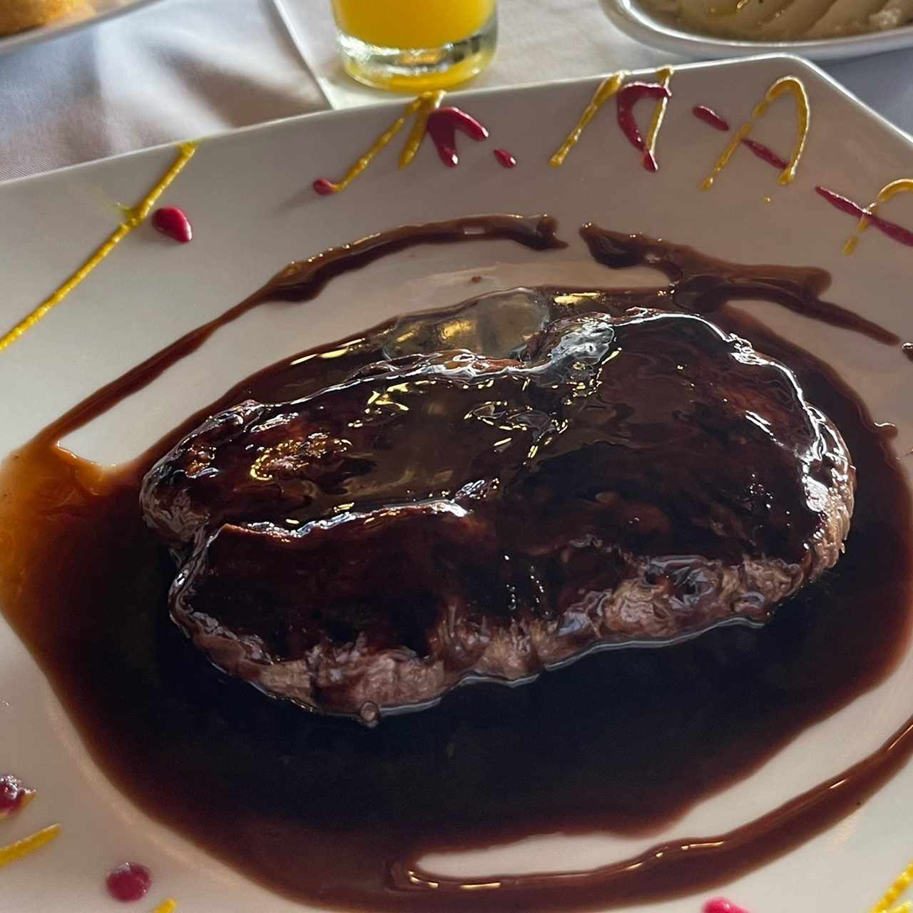Lomito con salsa de oporto. 