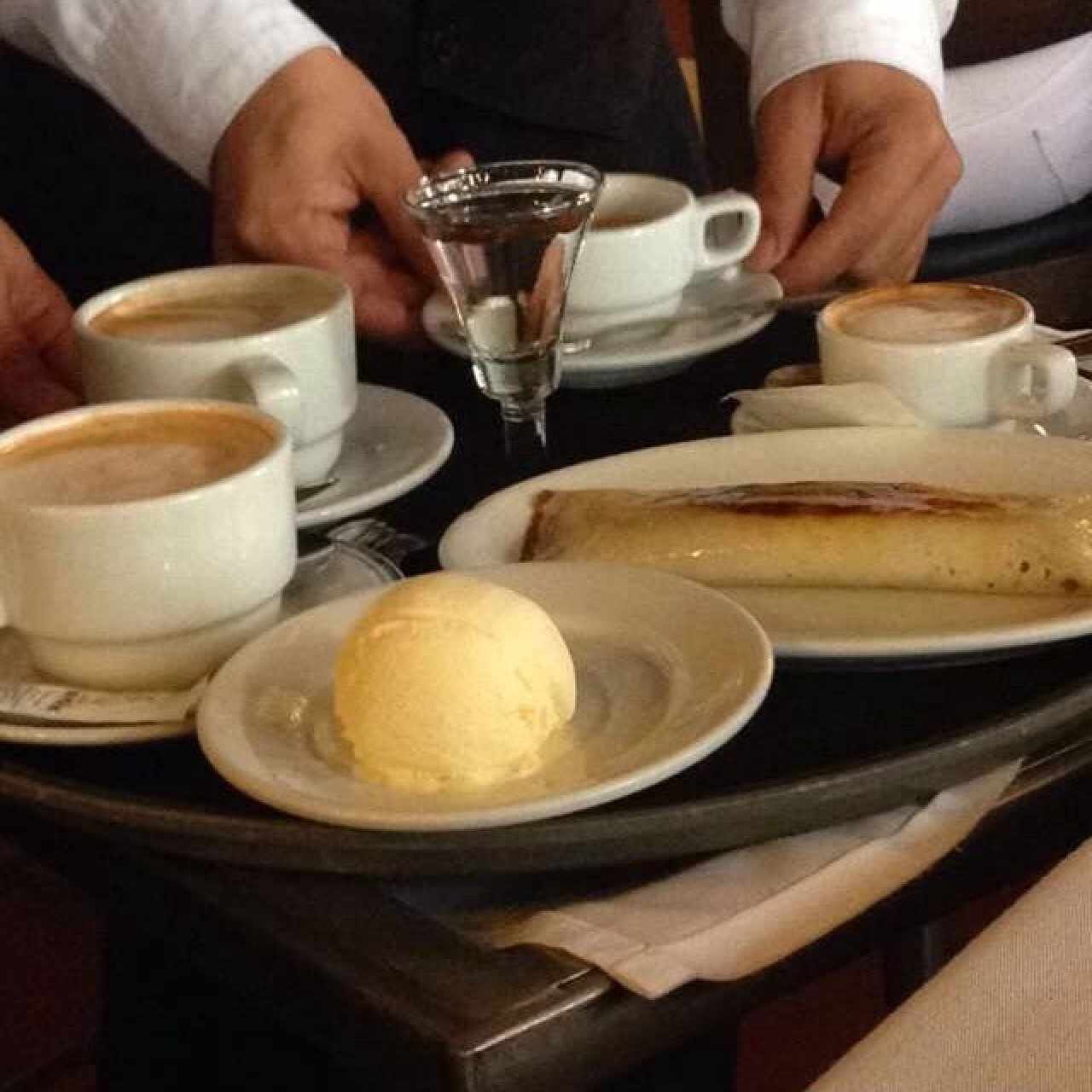 Ronda de café y el postre especial de la casa. Panqueca flambeada con helado