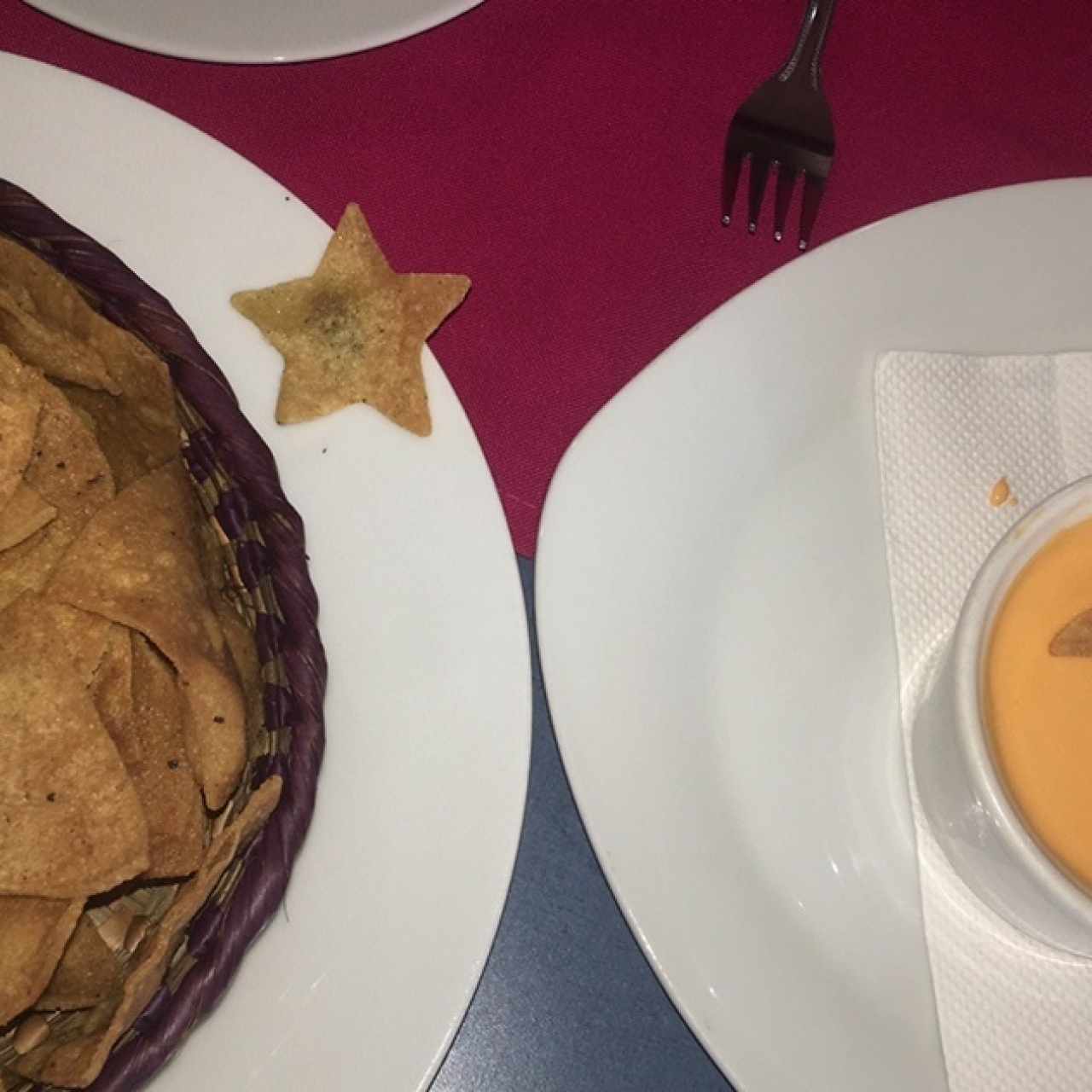 nachos con queso fundido