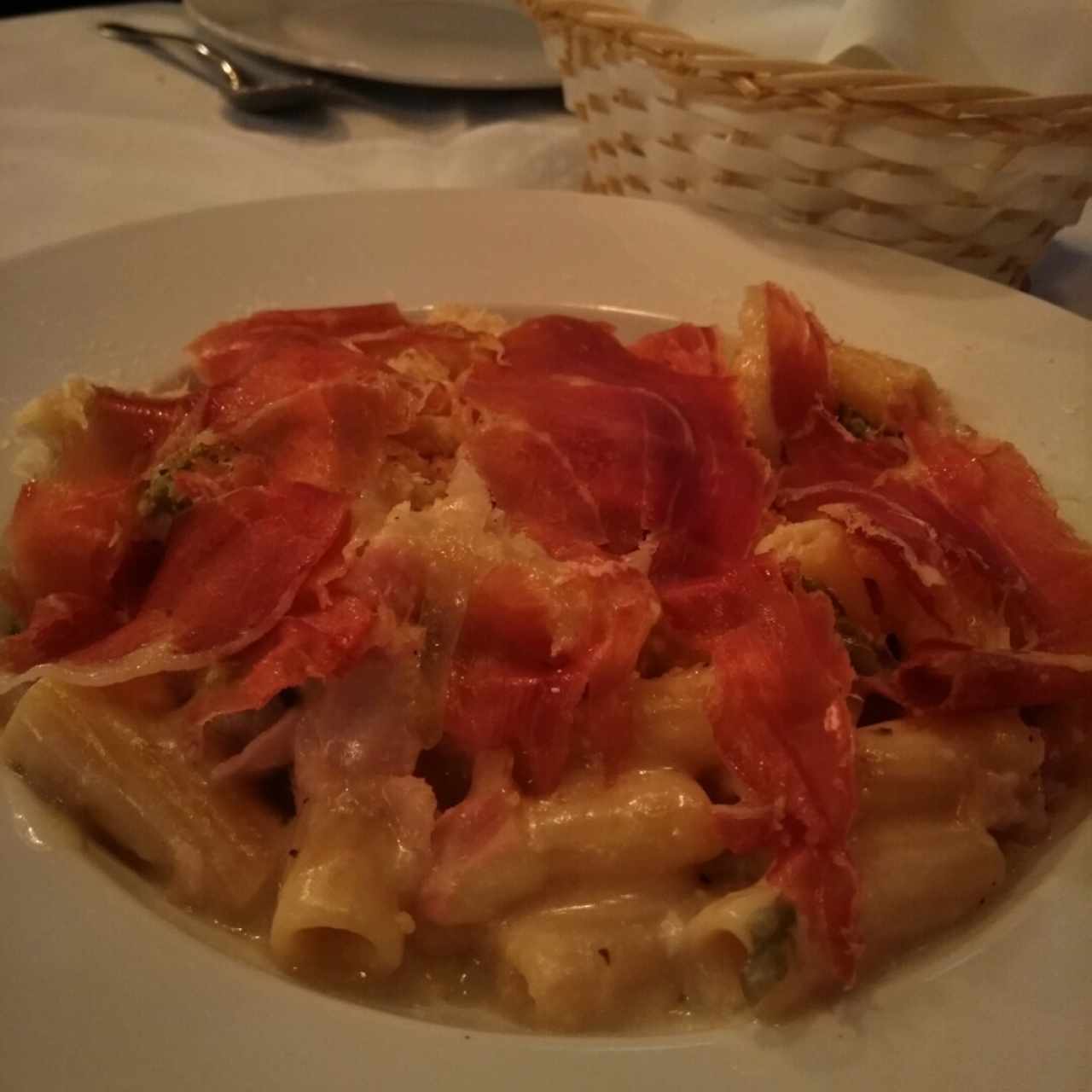 Pasta con espárragos, tocineta y prosciutto