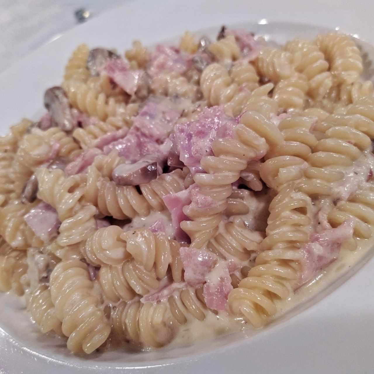 Tornillitos a la crema, jamón y champiñones